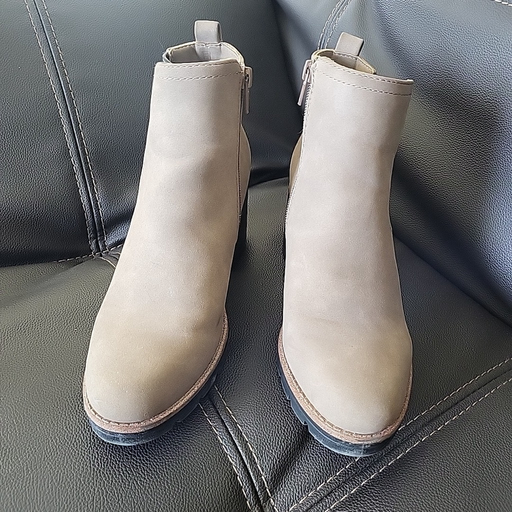 Madalynngore Tan & Black Boots Heel Size 6M Man Made Botties Pumps - Picture 2 of 6